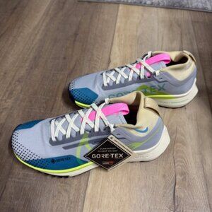 NEW Nike Gore-Tex Women Sz. 7
